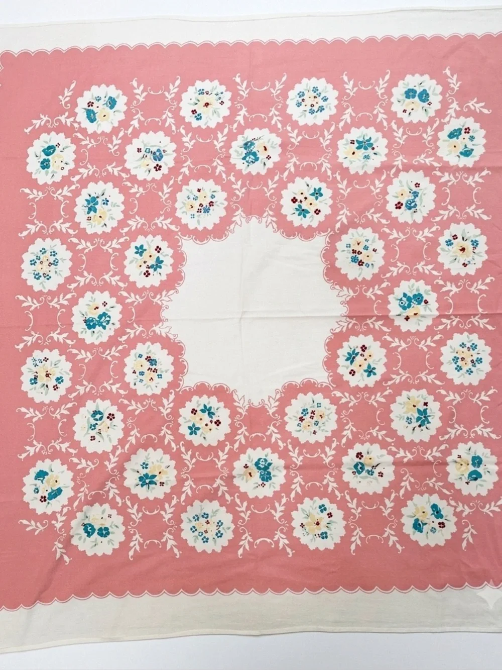 πΈ Gorgeous Vintage Mid-Century Floral Tablecloth πΈ - Picture 1 of 5